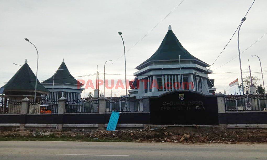Tampak fisik bangunan gedung DPRD Kabupaten Kaimana. Fisik Gedung diklaim telah mencapai 95 persen