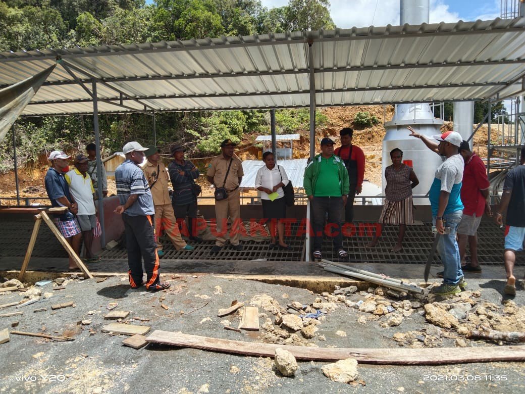 Tim Cabang Dinas Kehutanan Wilayah VIII Kabupaten Maybrat saat melakukan pemetaan koordinat mesin pemencah batu di Kampung Isnum