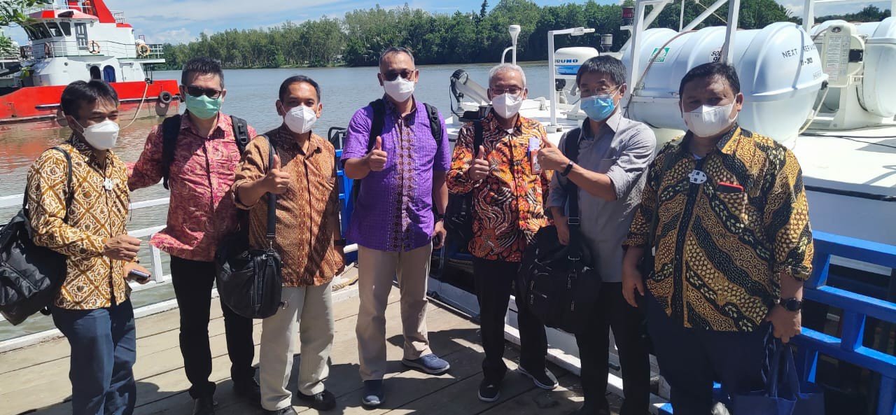 Tim PT Pupuk Indonesia saat melakukan survei pendahuluan terkait pembangunan pabrik di Kabupaten Teluk Bintuni