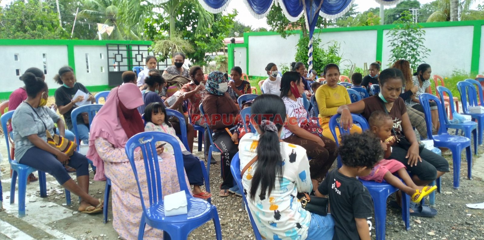 Warga di Kelurahan Sowi saat mengikuti sosialisasi dan edukasi tentang Keluarga Berencana Metode Kontrasepsi Jangka Panjang (MKJP)