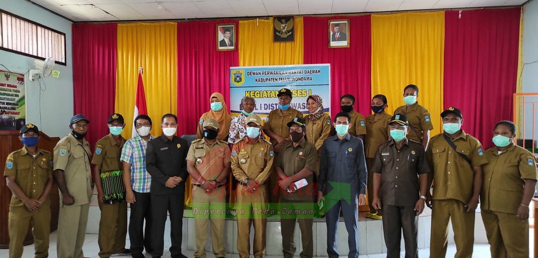 Anggota Legislatif Dapil 1 Kabupaten Teluk Wondama pose bersama usai menggelar reses di Distrik Wasior