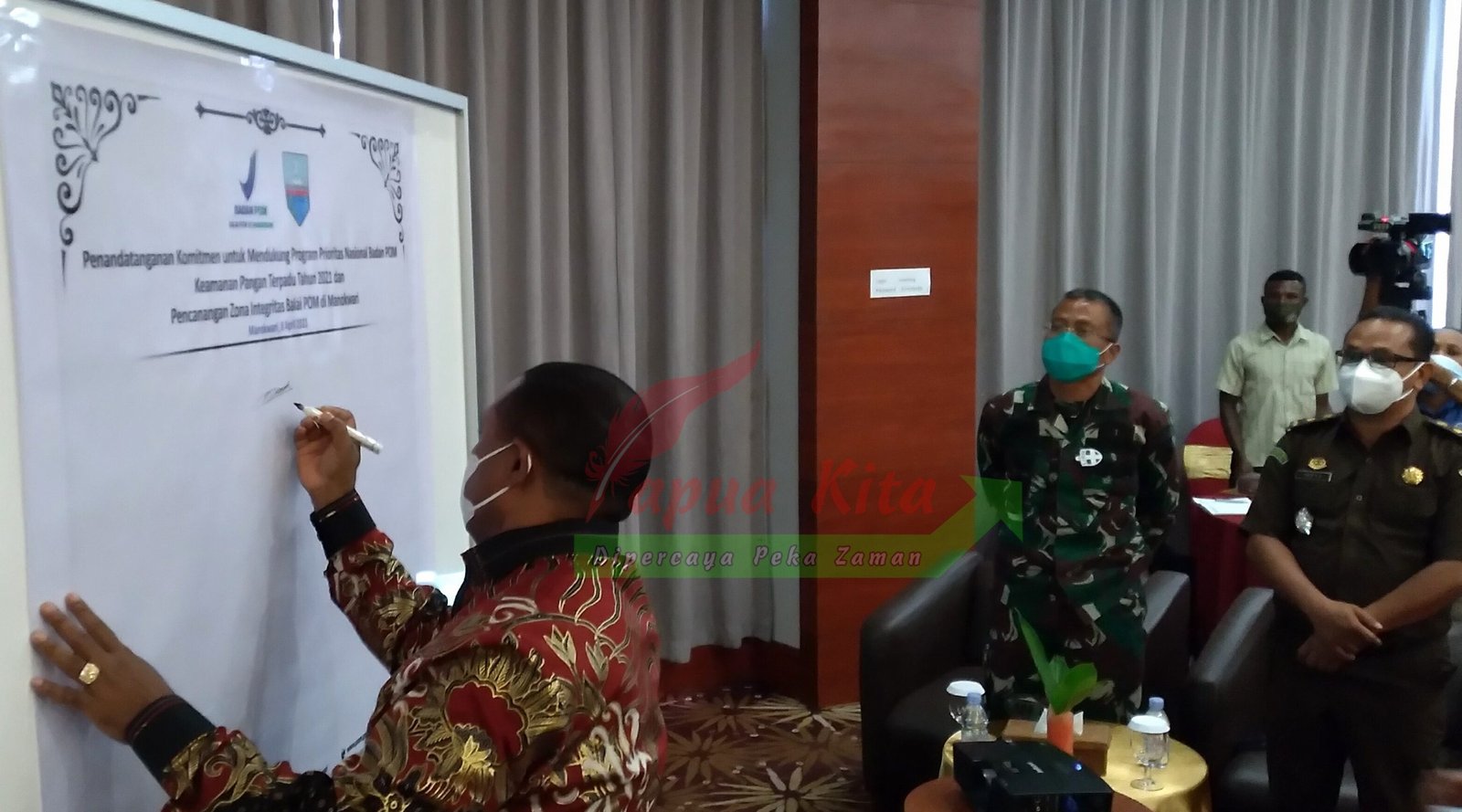 Bupati Manokwari Hermus Indou menandatangani komitmen mendukung pangan bebas bahan berbahaya. Penandatanganan komitmen ini juga diikuti sejumlah stakeholder terkait
