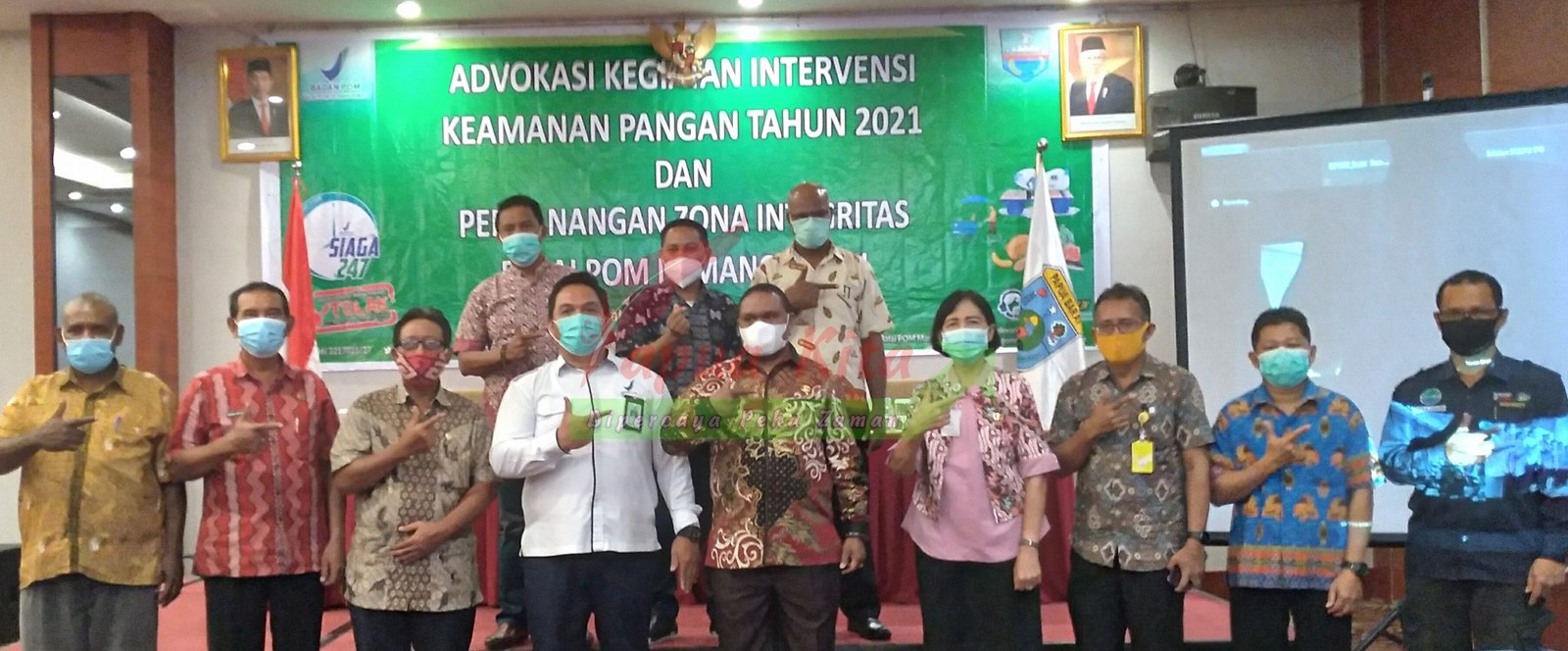 Bupati Manokwari Hermus Indou pose usai membuka acara “Advokasi Kegiatan Intervensi Keamanan Pangan Tahun 2021 dan Pencanangan Zona Integritas Balai POM di Manokwari