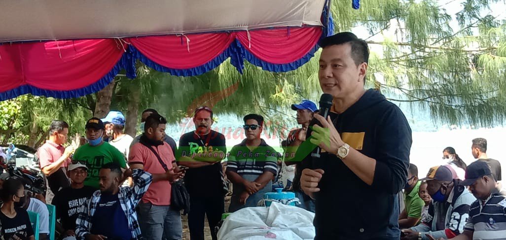 Bupati terpilih Kaimana Fredy Thie saat menggelar tatap muka dengan konstituennya.