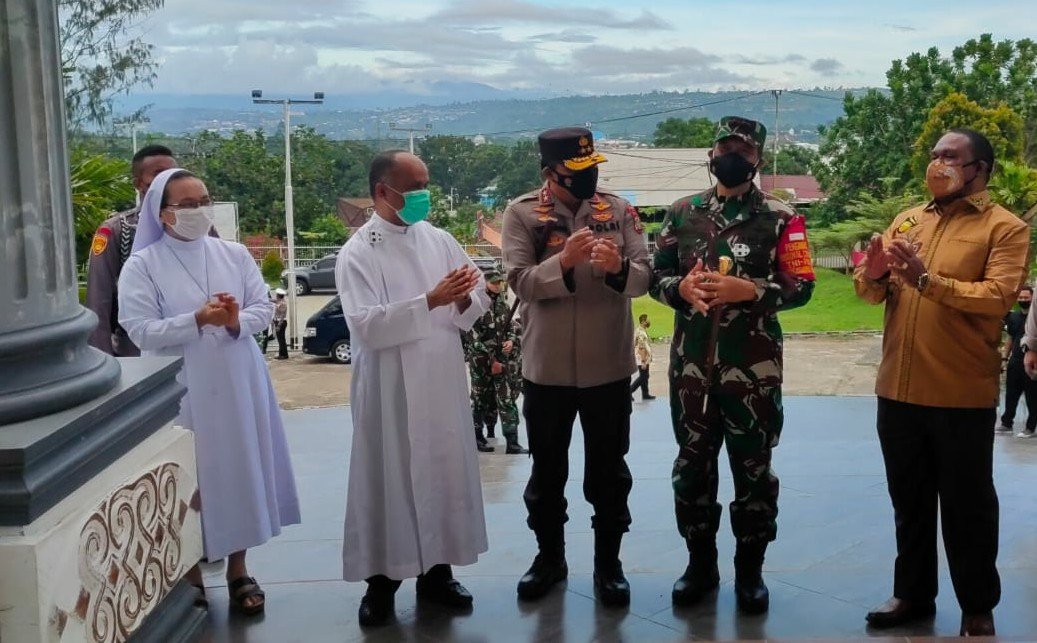 Kapolda Papua Barat, Pangdam XVIII Kasuari, dan Bupati Manokwari memantau pelaksanaan ibadah paskah.