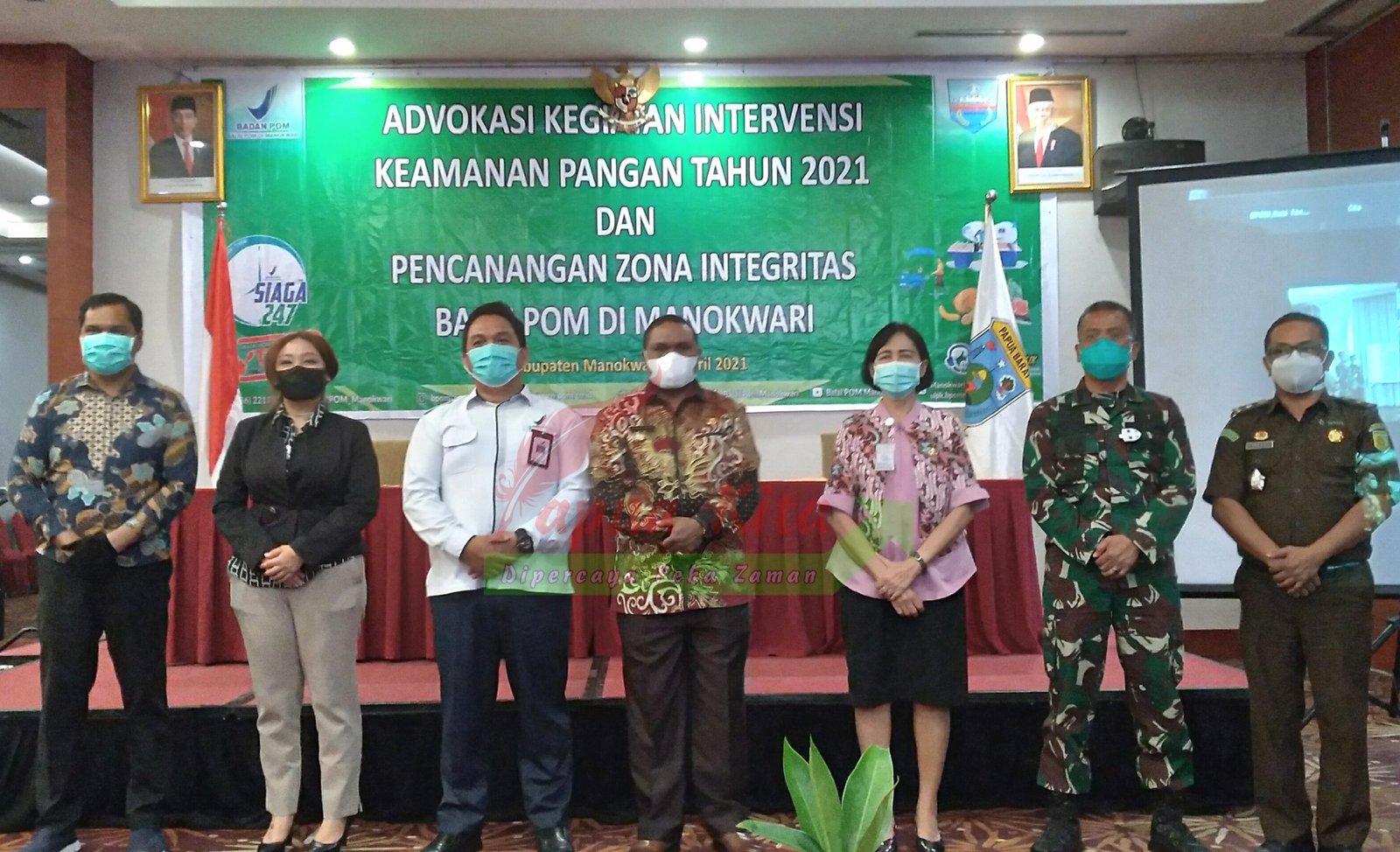 Kepala Balai POM di Manokwari Herianto Baan (ketiga dari kiri) pose bersama usai pembukaan kegiatan