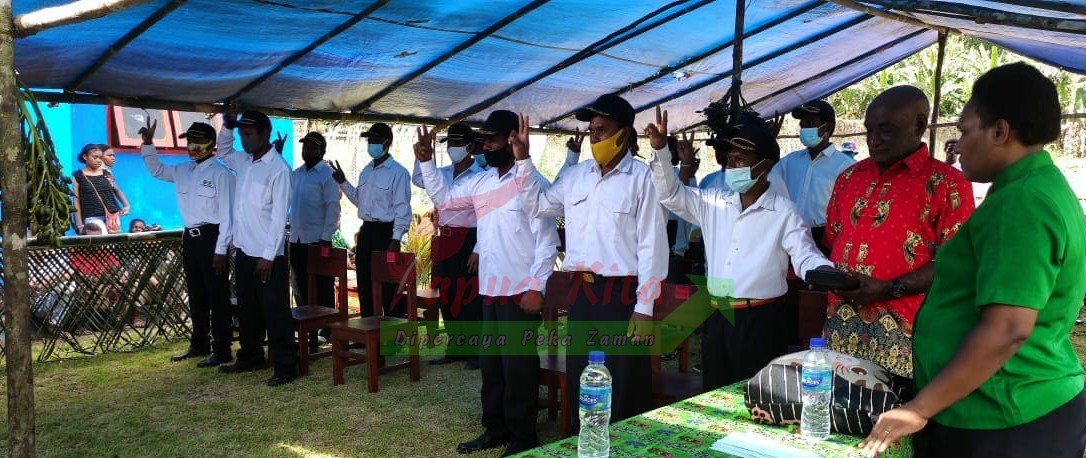 Pelantikan aparatur di sejumlah kampung di Distrik Rasiei, Kabupaten Teluk Wondama