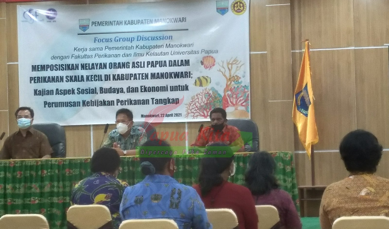 Wakil Bupati Manokwari, Edi Budoyo (tengah) ketika membuka FGD bidang perikanan