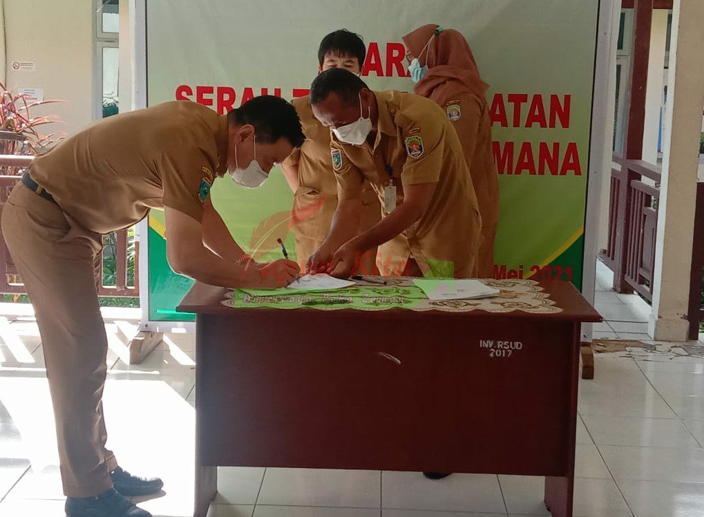 Bupati Fredy Thie menandatangani berita acara serah terima jabatan direktur RSUD Kabupaten Kaimana