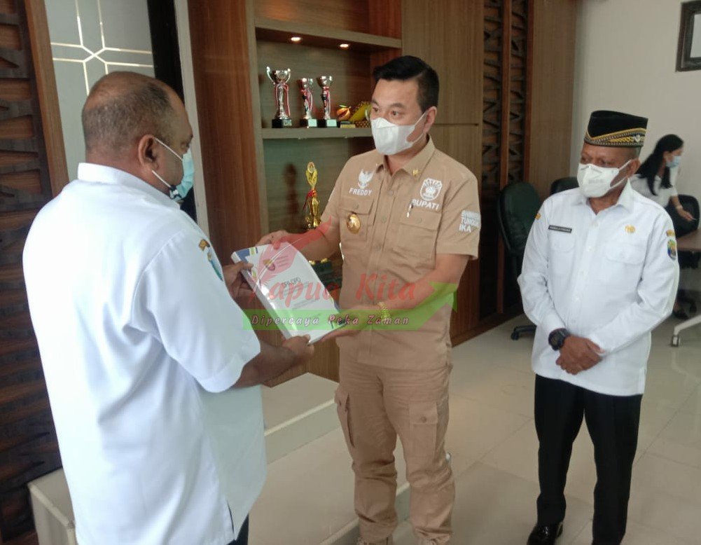 Bupati Kaimana Fredy Thie saat menyerahkan DPA kepada Pelaksana Tugas Sekretaris Daerah, Luther Rumpumbo