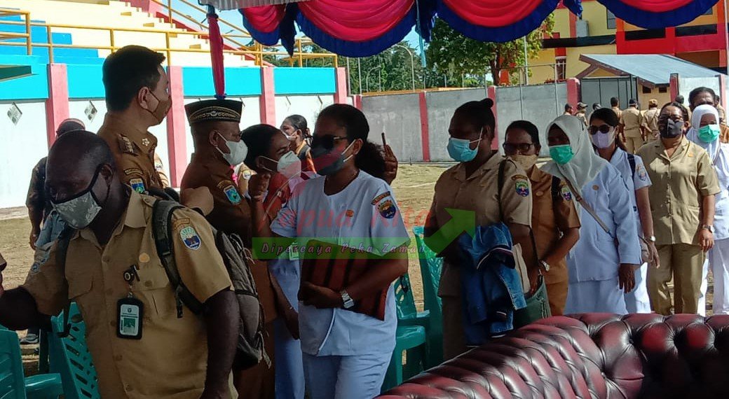 Bupati dan Wakil Bupati Kaimana, Fredy Thie-Hasbulla Furuada saat menyapa pegawai di lingkungan Pemkab Manokwari usai digelar apel gabungan perdana
