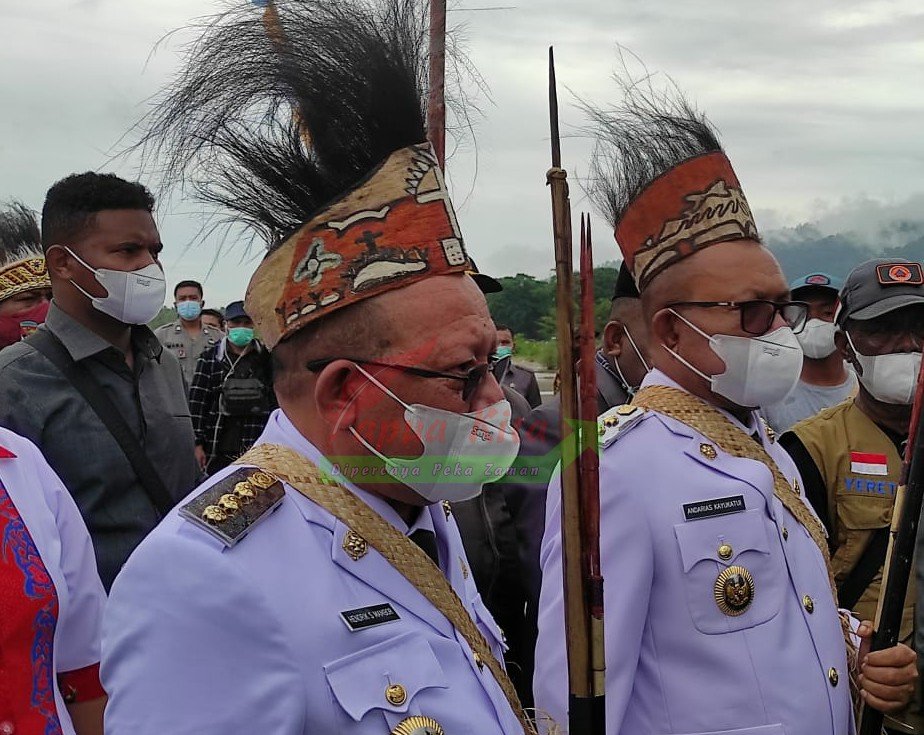Bupati dan Wakil Bupati Teluk Wondama, Hendrik Syake Mambor- Andarias Kayukatui saat disambut warga