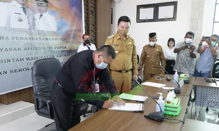 Penandatanganan MoU antara Pemkab Kaimana dengan Yayasan Apostolos terkait kerja sama dibidang Pendidikan