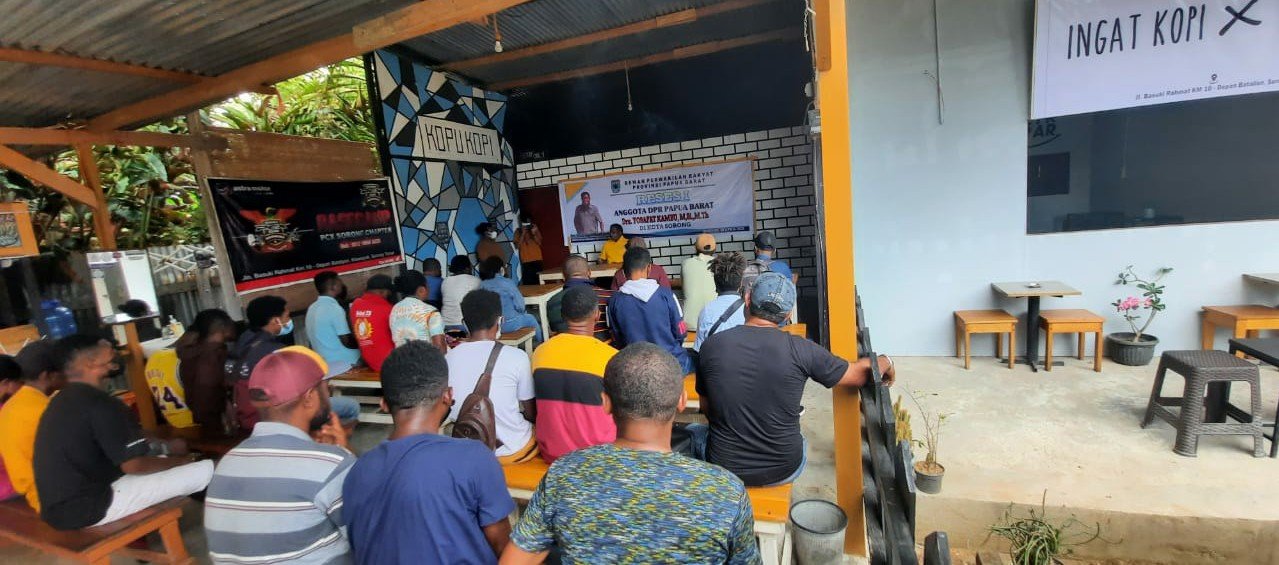 Reses Anggota DPR Papua Barat Yosafat Kambu di Kota Sorong. Dalam kesempatan itu, politisi Golkar ini menyerahkan sejumlah bantuan