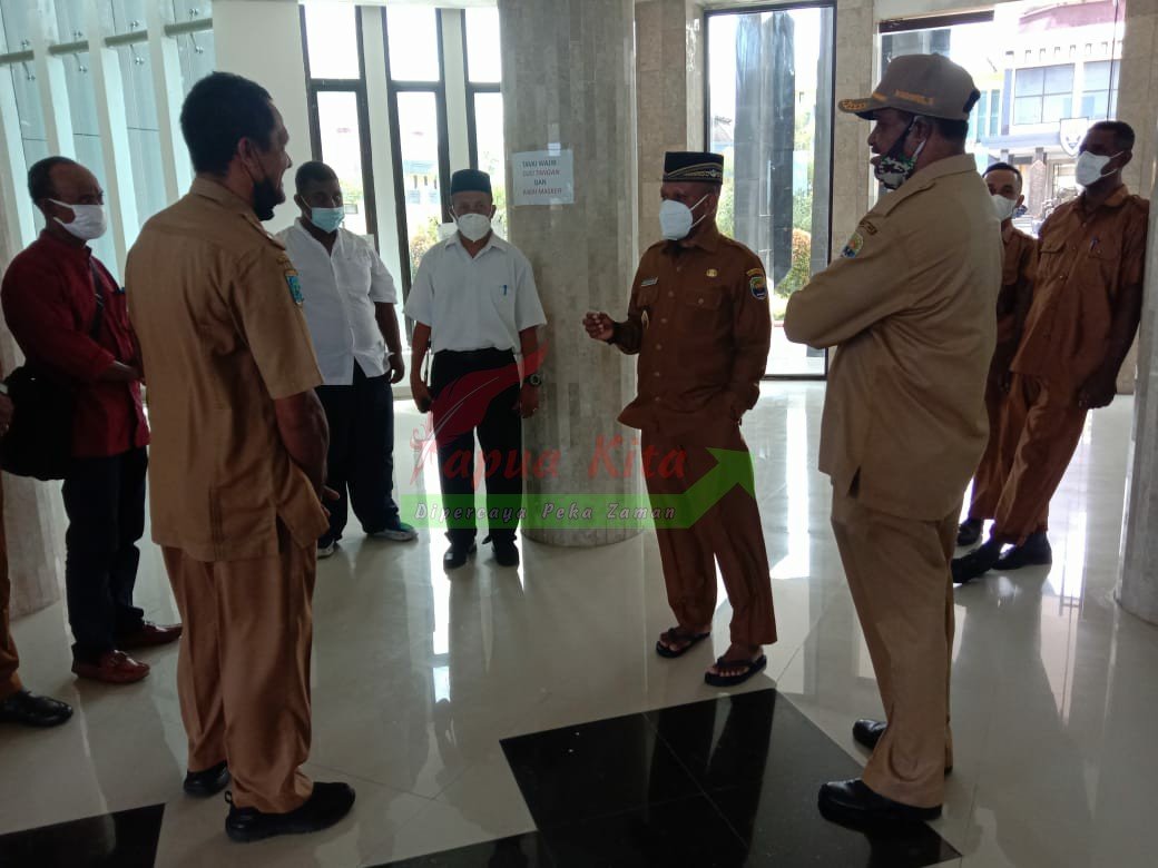 Wakil Bupati Kaimana Hasbulla Furuada saat menyampaikan pesan soal pentingnya melaksanakan solat bagi ASN yang beragama islam