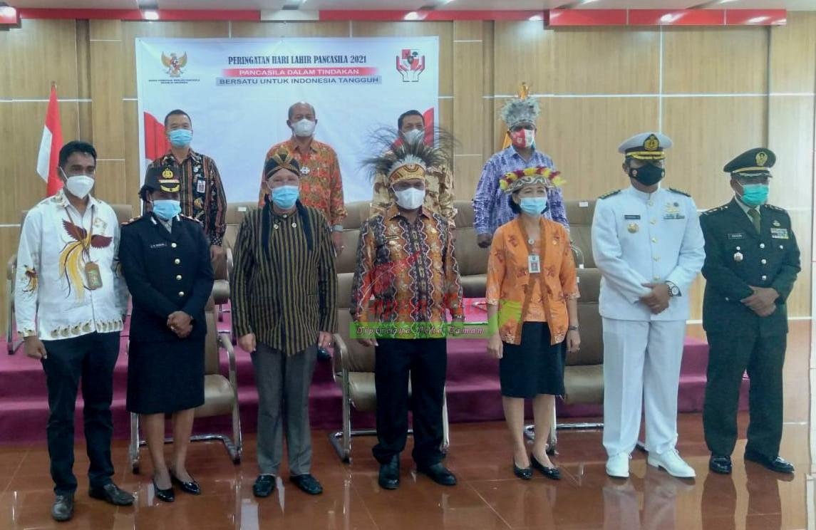 Bupati Hermus Indou dan Wakil Bupati Edi Budoyo bersama Forkompimda pose bersama usai mengikuti upacara Hari Lahir Pancasila