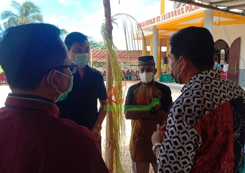 Bupati Kaimana Fredy Thie bersama wakilnya Hasbulla Furuada dalam suatu kesempatan hadir bersama pada pengresmian gereja di wilayah Kabupaten Kaimana