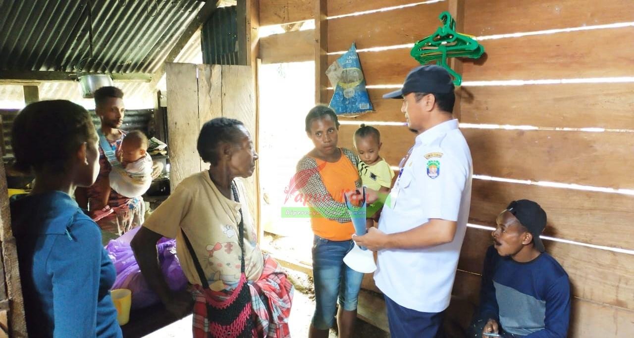 Direktur RSUD Kaimana Subhan Hassanoesi.saat bertemu keluarga untuk untuk mendapatkan agar dapat merujuk mantan kepala kampung mangera ke RSUD di Sorong
