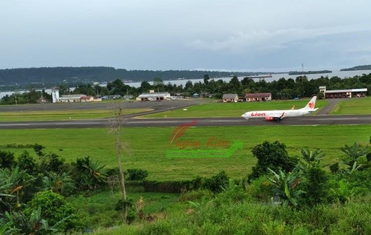 Maskapai Lion Air (Lion Grup) saat landing di Bandara Rendani, Manokwari. Pemkab Kaimana menjajaki kerja sama dengan maskapai milik Rusdi Kirana untuk rute Kaimana-Makassar-Jakarta