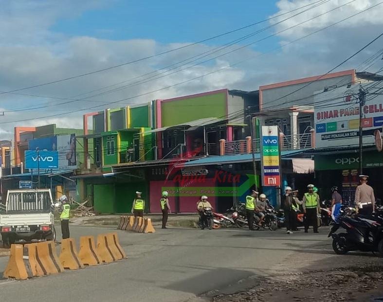 Pemeriksaan surat-surat kendaraan bermotor yang melintas di sekitar pertigaan Pasar Inpres Krooy, Kaimana