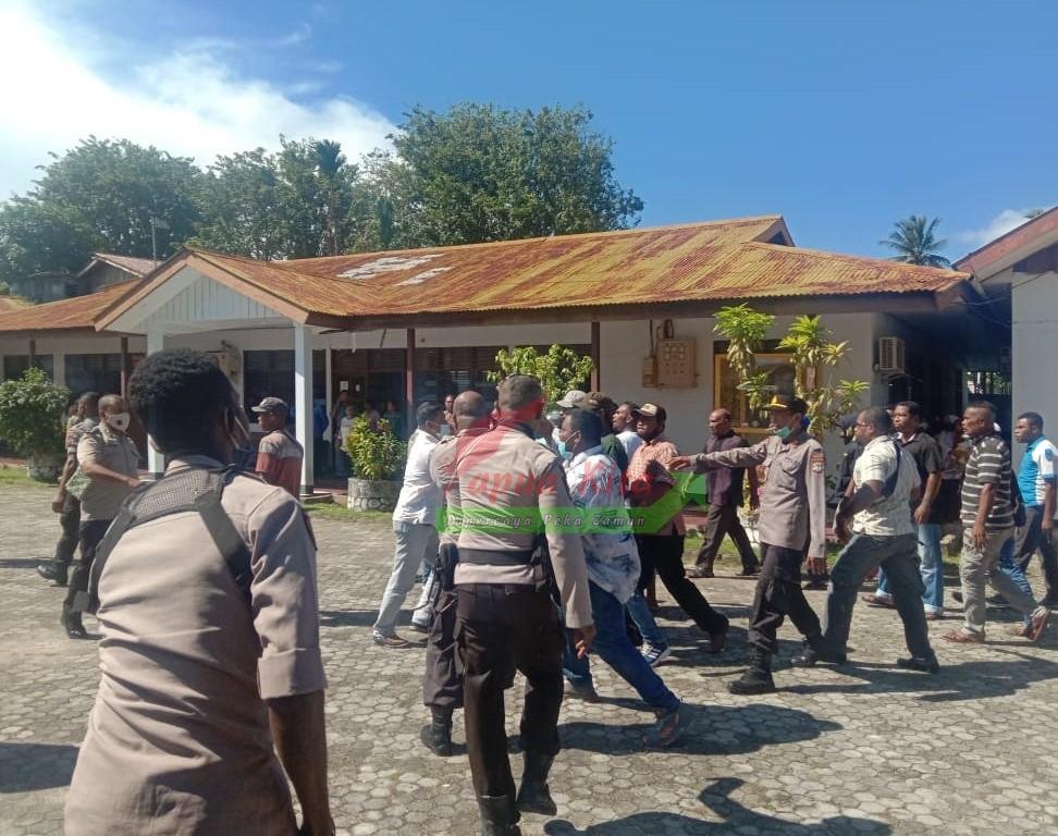 Suasana tegang di halaman kantor DPRD Kabupaten Kaimana akibat adu mulut antara personel Satpol PP dan Damkar dengan sekelompok masyarakat