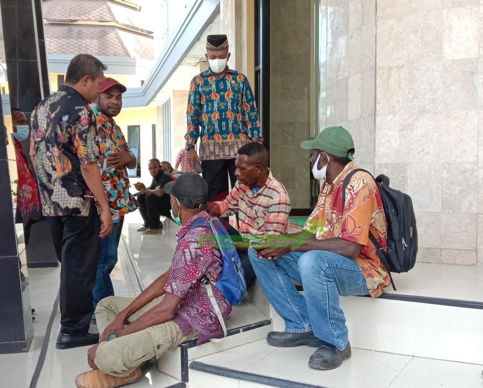 Wabup Hasbulla Furuada saat melakukan kunjungan ke kampung. Wabup ingatkan datra base distrik harus dipastikan valid untuk sinkronisasi perencanaan pembangunan.