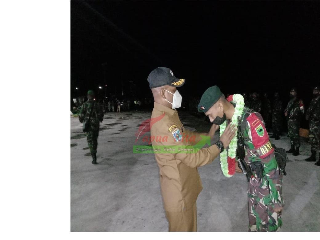 Wakil Bupati Kaimana Hasbulla Furuada mengalungi karangan bunga kepada perwakilan personel Yonif RK 762 Vira Yudha Sakti yang akan melaksanakan tugas Pamrahwan