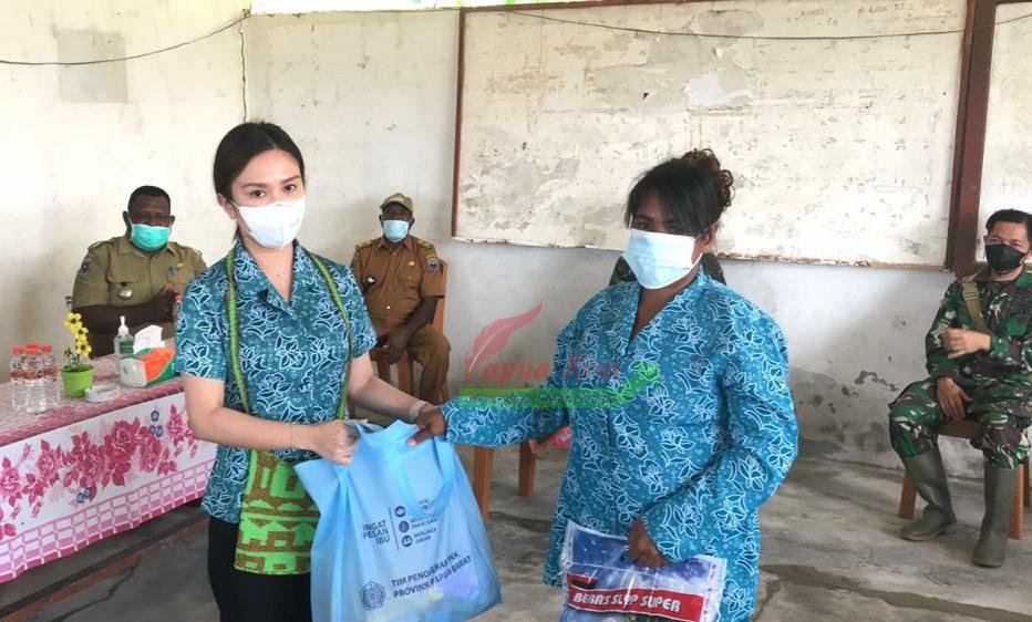 Ketua TP PKK Kabupaten Kaimana Ernawati Thie secara simbolis menyerahkan bantuan bapok di Kampung Kooy, Distrik Kambrauw.
