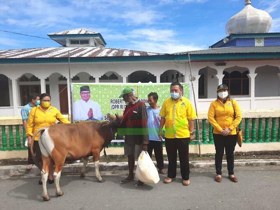 Perwakilan DPD Golkar Kabupaten Kaimana saat menyerahkan bantuan hewan kurban di salah satu masjid pada perayaan Idul Adha 1442 Hijriah