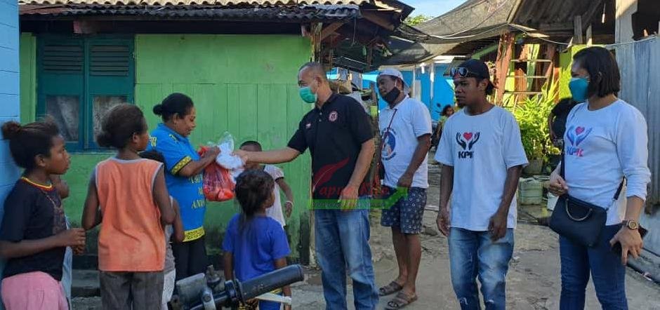 Perwakilan Partai Golkar Manokwari dan Tim KPK menyalurkan bantuan sosial kepada sejumlah difabel di Kabupaten Manokwari