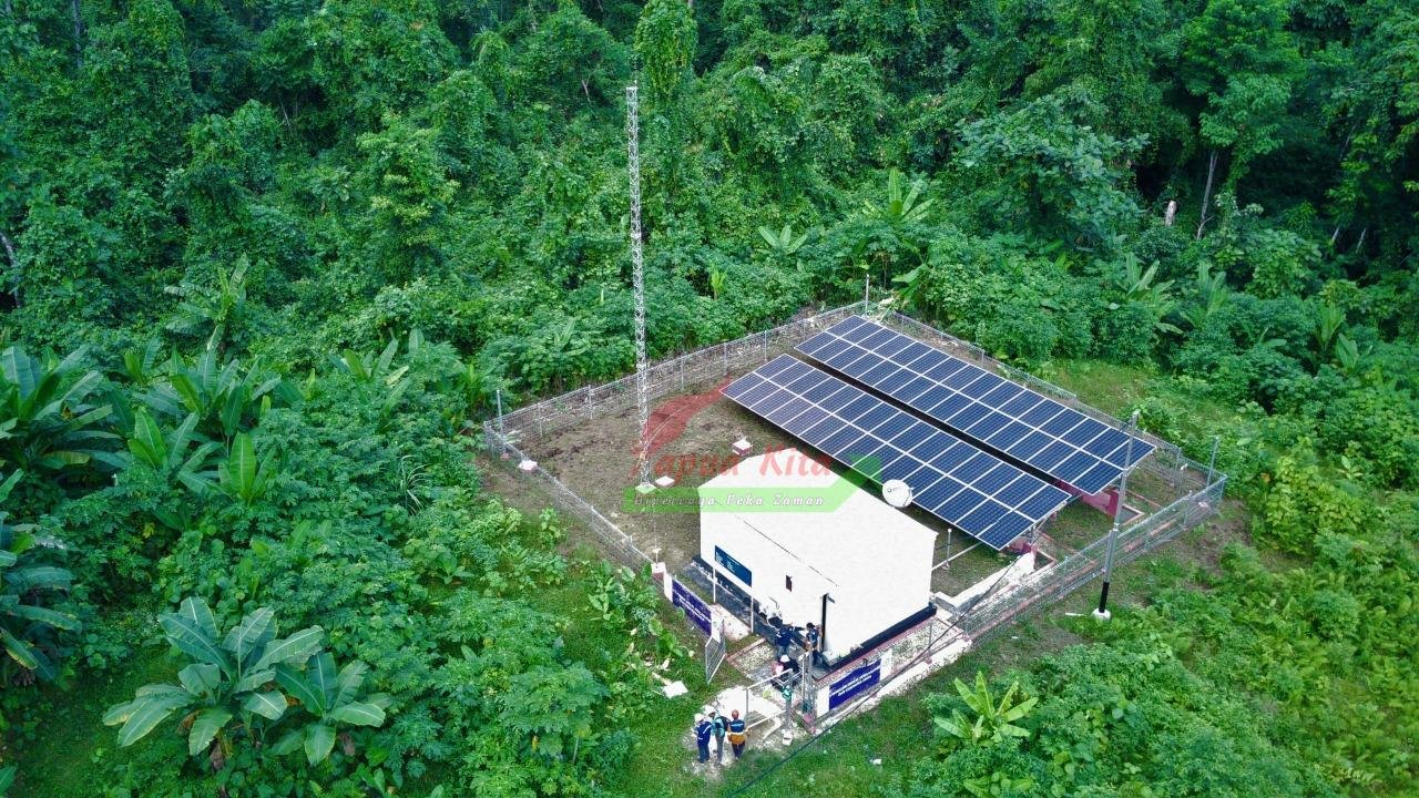 Salah satu pembangkit listrik tenaga surya yang dikembangkan PT PLN Persero dalam melistriki desa-desa di Papua dan Papua Barat