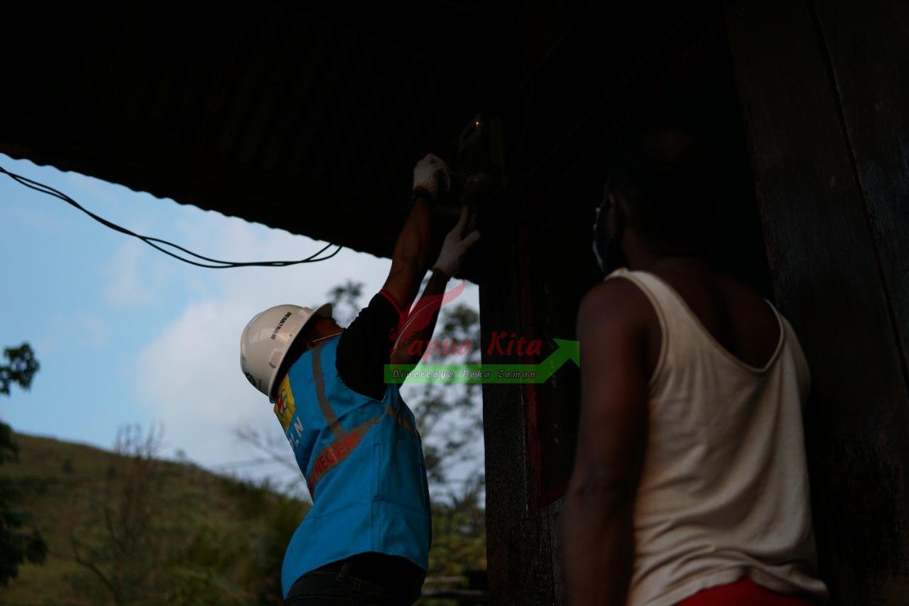 Salah seorang petugas PLN saat melakukan pencatatan meteran listrik di salah satu rumah pelanggan. PLN menawarkan pencatatan meter secara mandiri melalui aplikasi PLN Mobile.