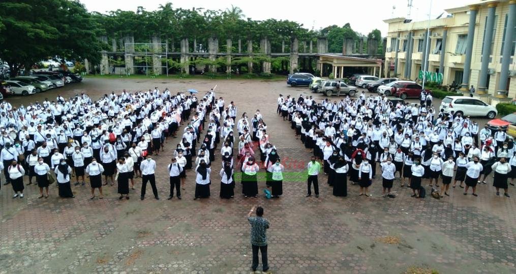 Sebanyak 570 CPNS formasi 2018 kabupaten Manokwari menerima arahan bupati di sela pembagian SK calon pegawai.