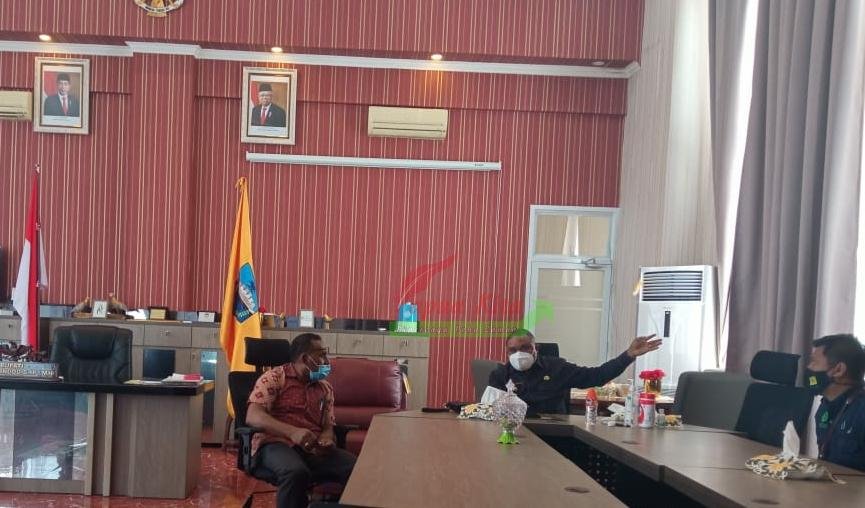 Suasana Audiensi Manajer PLN UP3 Manokwari Roberth Rumsaur dengan Bupati Hermus Indou.