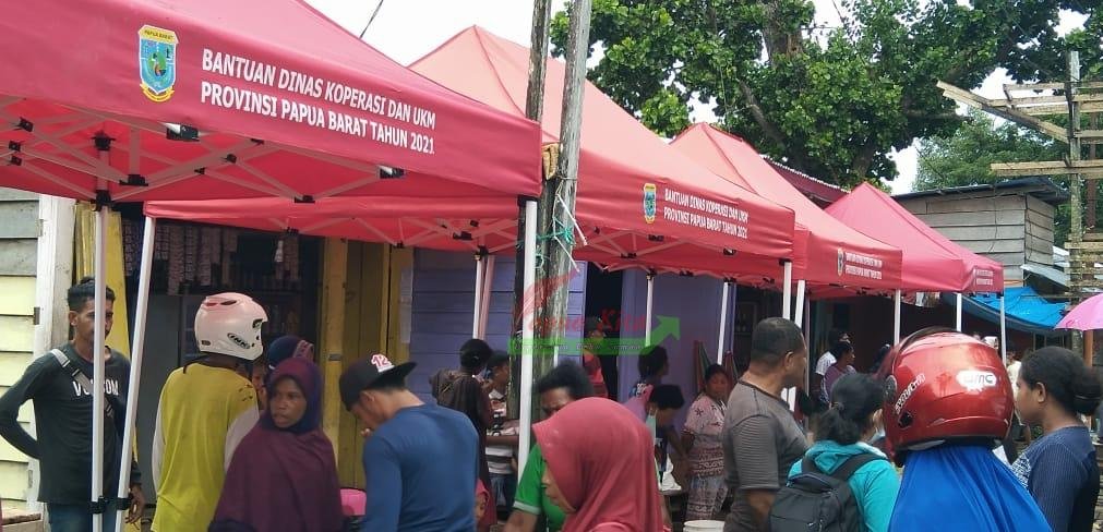 Suasana penyaluran bantuan tenda jualan kepada para PKL di Pasar Mbilim Kayam, Distrik Waisasi, Kabupaten Raja Ampat