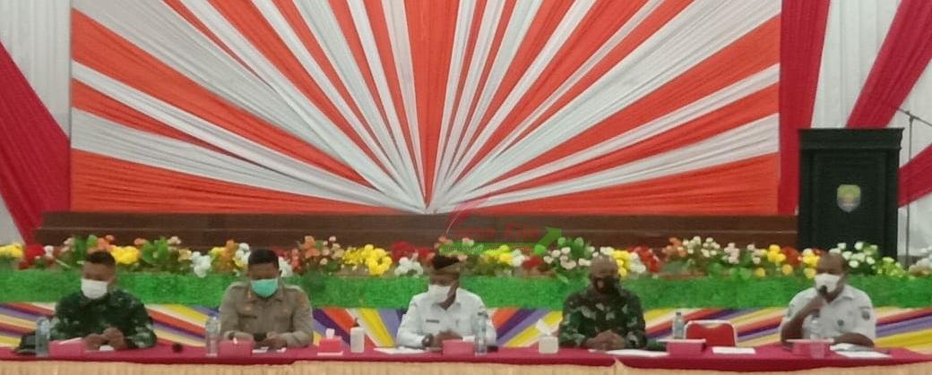 Wakil Bupati Kaimana Hasbulla Furada (ketiga dari kiri) saat memimpin rapat bersama Satgas Covid-19