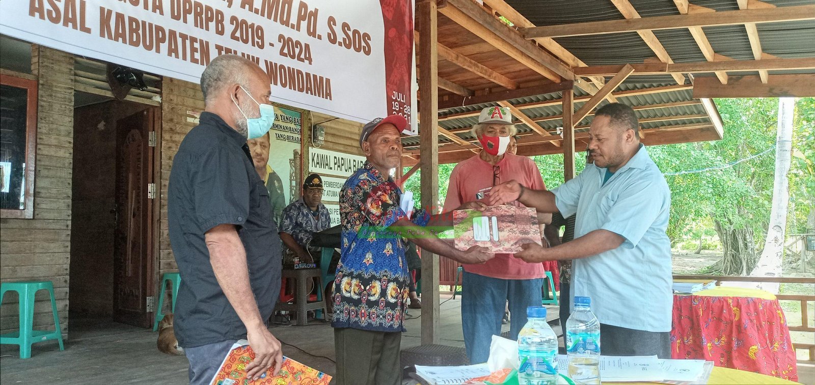 Anggota Fraksi Otsus DPR Papua Barat Yan Anton Yoteni saat menyerahkan salinan UU Otsus hasil revisi kepada perwakilan masyarakat di sela kegiatan reses kedua di Pulau Lemon