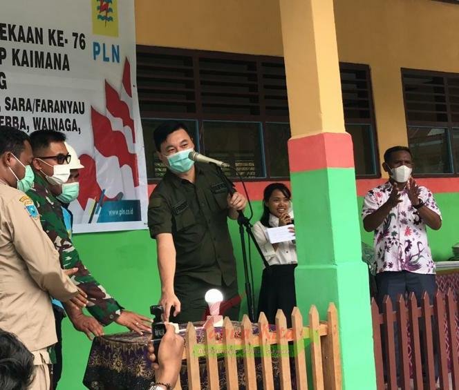 Bupati Freddy Thie melauching Program Papua Terang di Distrik Kaimana.