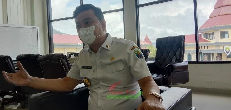 Bupati Kaimana Freddy Thie menjelaskan realisasi bantuan Rp4 miliar per kampung mulai digulirkan dalam APBD Perubahan 2021