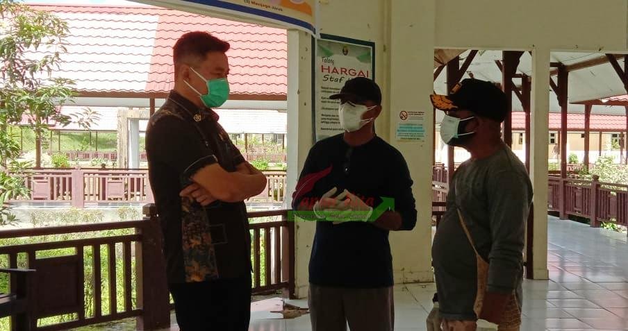 Bupati Kaimana Freddy Thie saat di sela kunjungan ke RSUD Kaimana. Pemda membebaskan biaya berobat bagi orang asli Papua