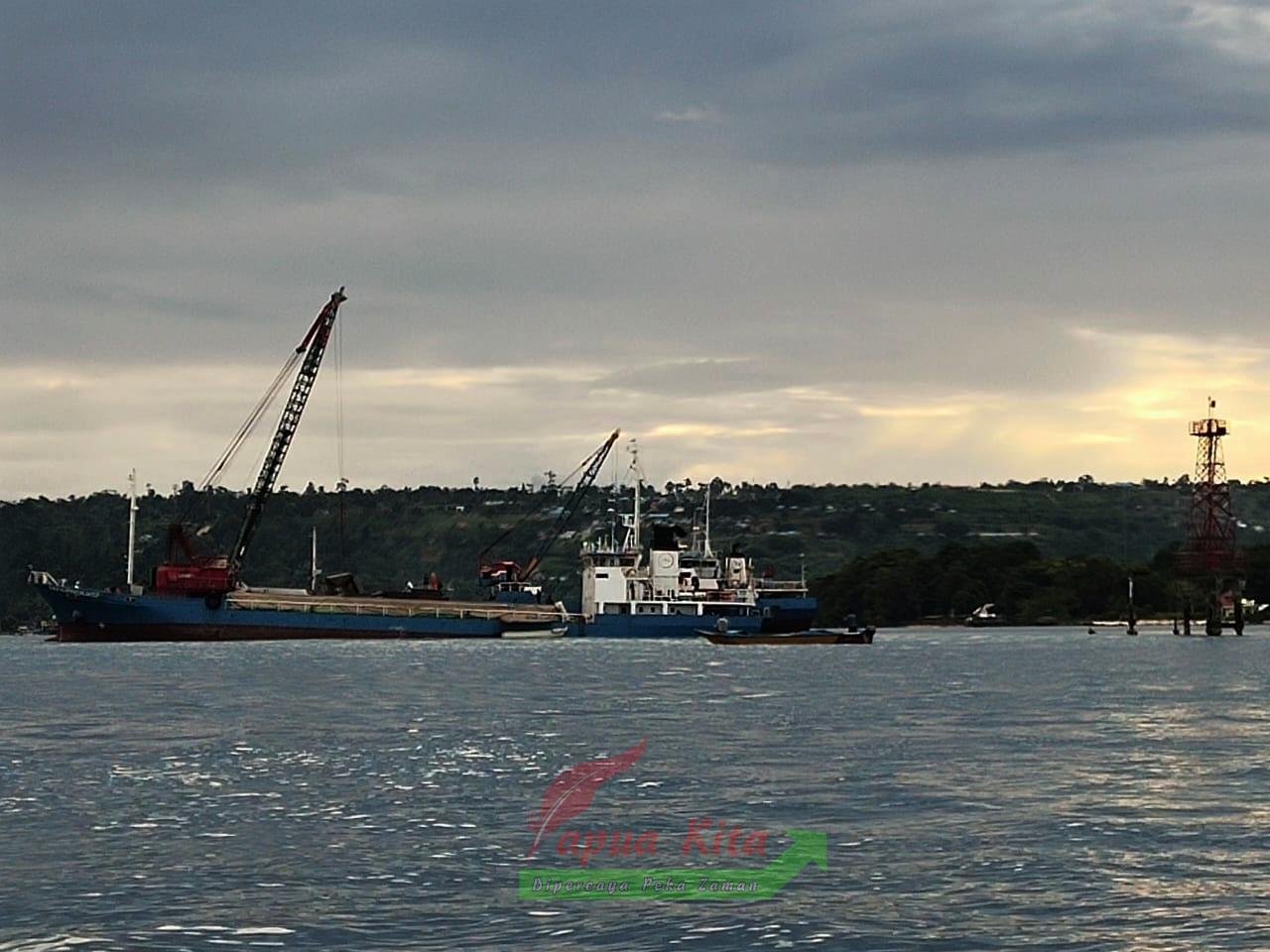 KM Indi Nurmatalia 07 bermuatan sebanyak 2.200 ton semen yang kandas di sekitar perairan dangkal Teluk Doreri, Manokwari
