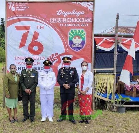 Kepala Distrik Teluk Arguni, Kabupaten Kaimana, Septer Samaduda (tengah) usai mengikuti upacara kemerdekaan ke 76 RI.