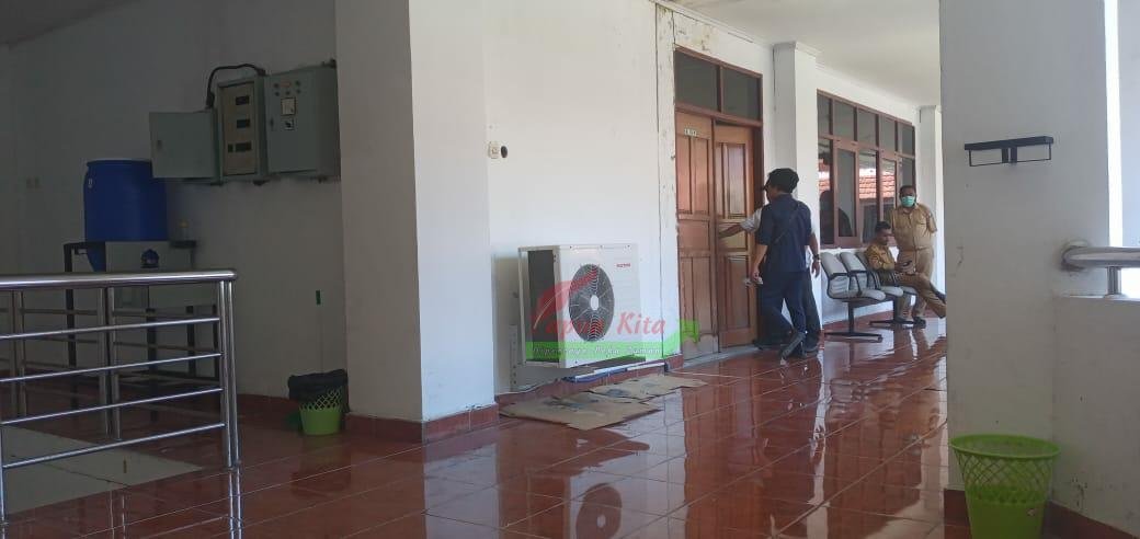 Salah seorang anggota dewan ketika hendak masuk ke dalam ruang rapat, nampak juga staf pendamping sekda menunggu di luar ruang rapat. Rapat ini digelar secara terutup