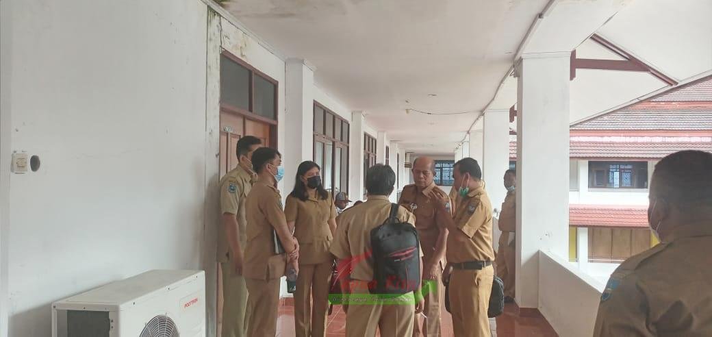 Tim Anggaran Pemerintah Daerah Kabupaten Manokwari usai rapat tertutup bersama Badan Anggaran DPRD. Rapat itu membahas pengurangan alokasi dana Otsus