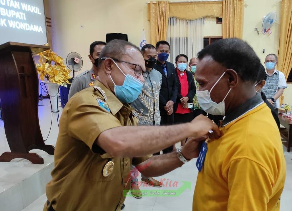 Wakil Bupati Teluk Wondama Andarias Kayukatui menyembatkan tanda peserta pada pembukaan Musda III BKAG
