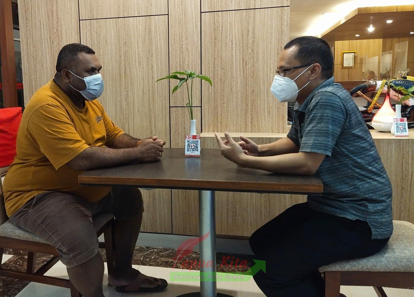 Aleg Kabupaten Manokwari Roland Y.S Yarollo bersama Ketua Koperasi Produsen Pengelola Sampah Kabupaten Manokwari, Yohanes Ada’ Lebang.