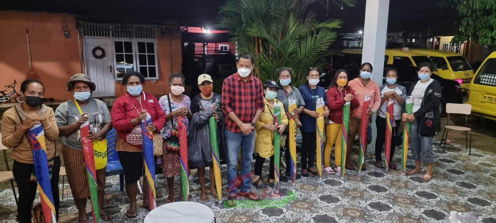 Anggota DPR Papua Barat Fredrik Marlissa pose bersama konstituen dalam kesempatan reses di Kota Sorong