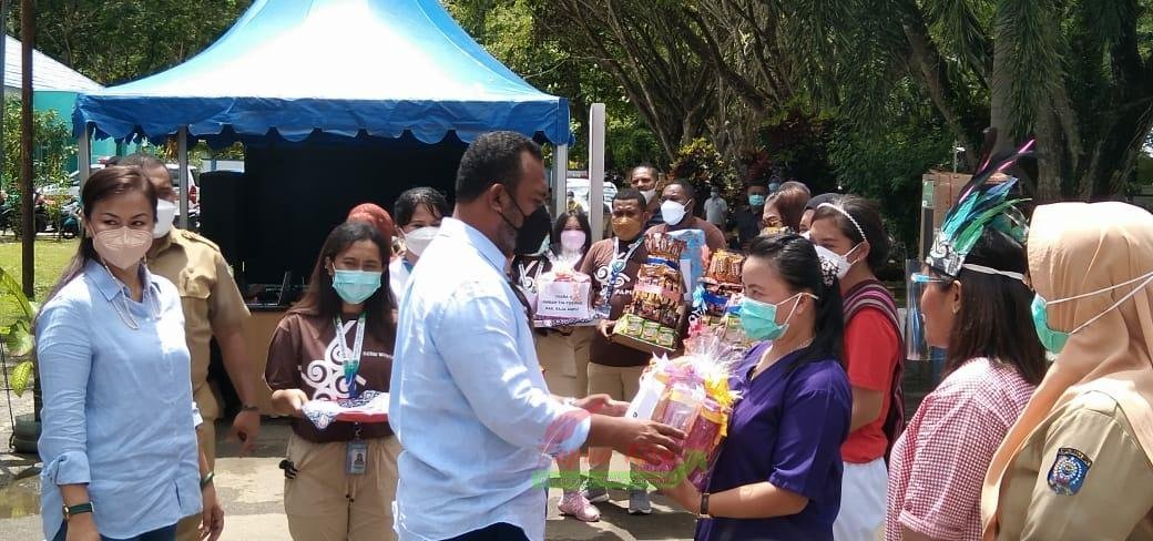 Bupati AFU menyerahkan hadiah kepada pemenang lomba Tik-Tok-an yang digelar RSUD Raja Ampat sebagai ungkapan syukur