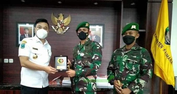 Bupati Freddy Thie bersama Danbrigif Gurana Piarawaimo, Kolonel Inf Faisol Izuddin Karimi saat menggelar pertemuan dalam rangka meningkatkan sinergitas Pemda dan TNI