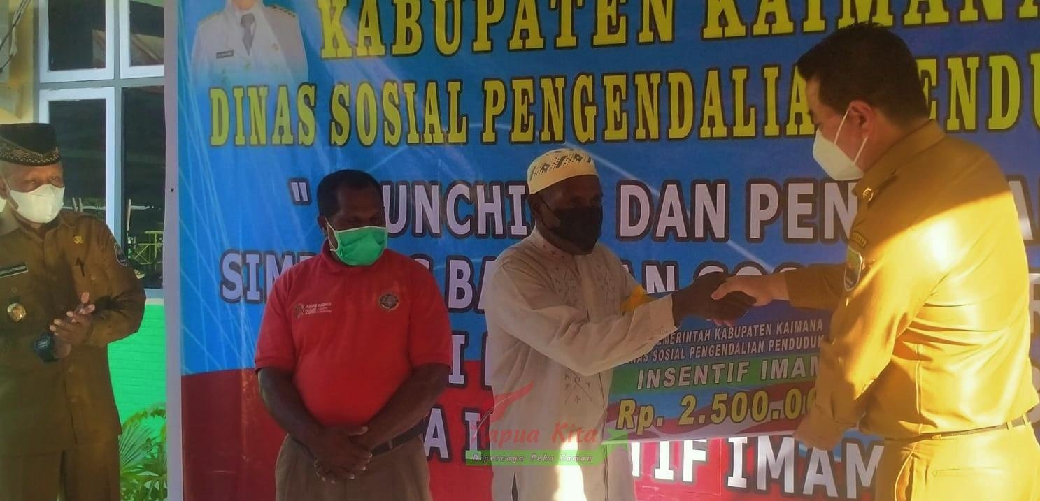 Bupati Freddy Thie saat menyerahkan bantuan berupa insentif kepada perwakilan imam masjid. Pemkab Kaimana bakal mengevaluasi pola penyaluran bantuan tersebut
